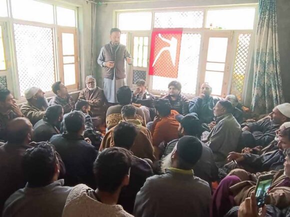 Continuing his election campaign in Kulgam, State Spokesperson Imran N Dar today visited Gundpora Mohammadpora.