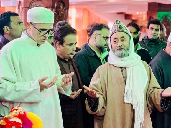 Omar Abdullah pays obeisance at Ziyarat Sharief Hazrat Sheikh-Ul-Aalam (RA) in Charar-e-Sharief