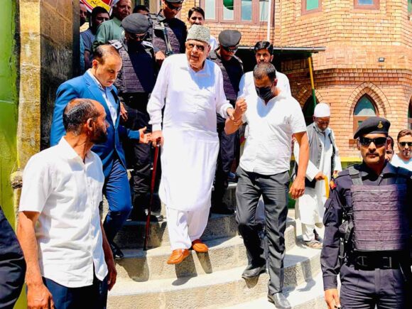 Dr. Farooq leads party functionaries in offering fatiha at final resting place of Khwaja Ghulam Mohiuddin Shah